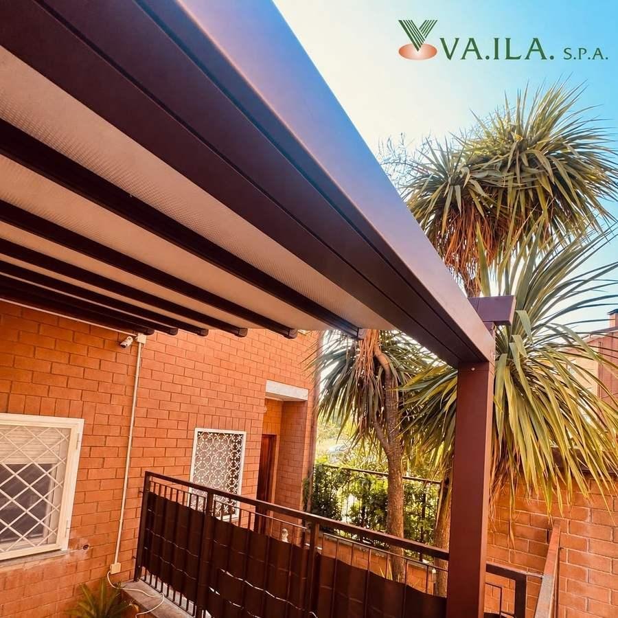 Dettaglio della struttura di una pergola addossata