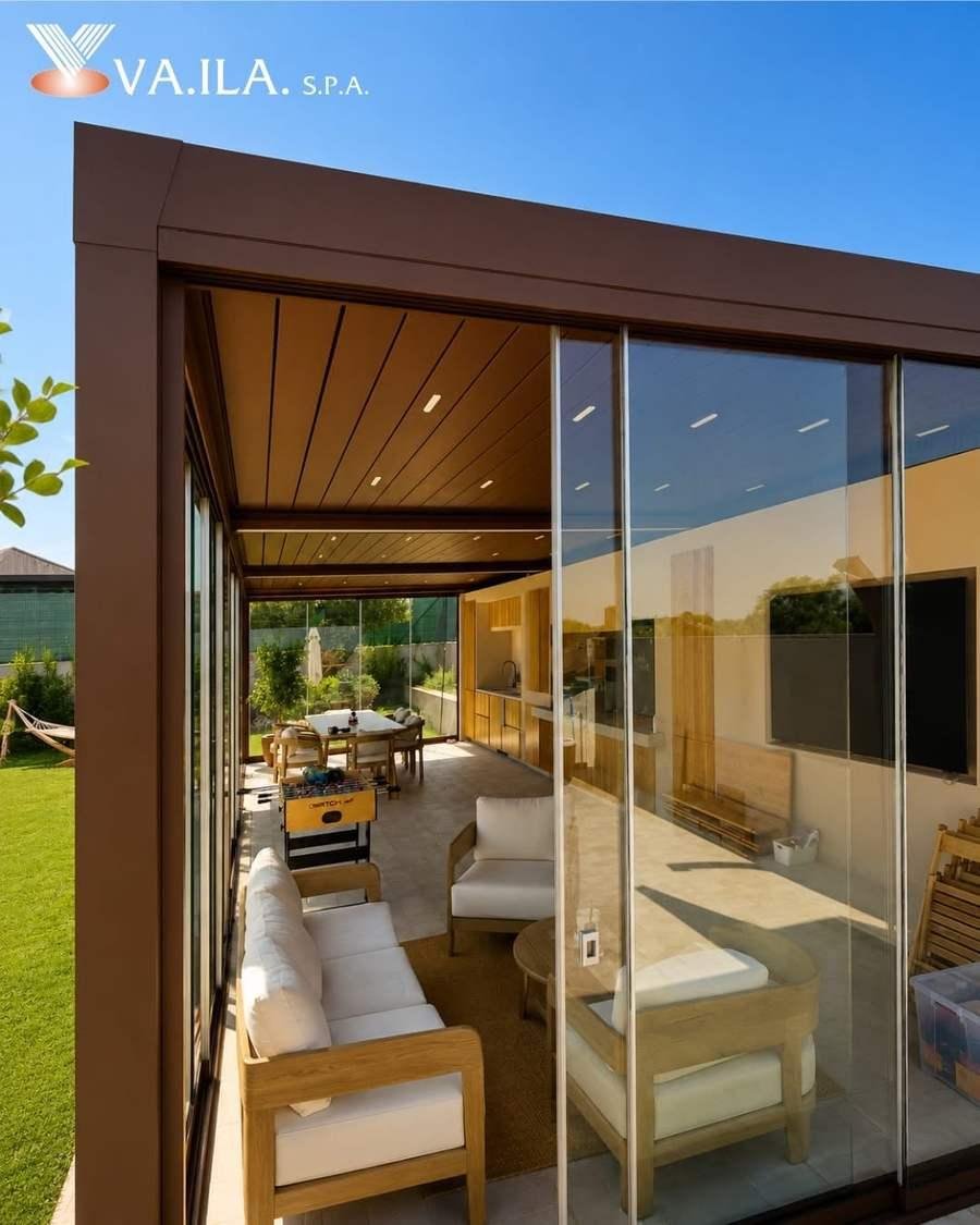 Pergola con vetrate scorrevoli integrate