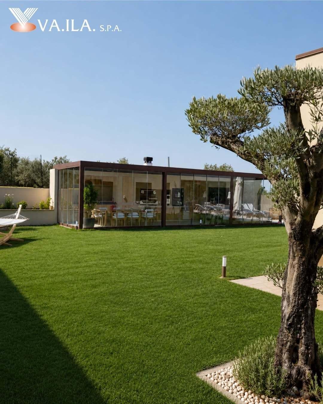 Veranda con vetrate panoramiche in giardino