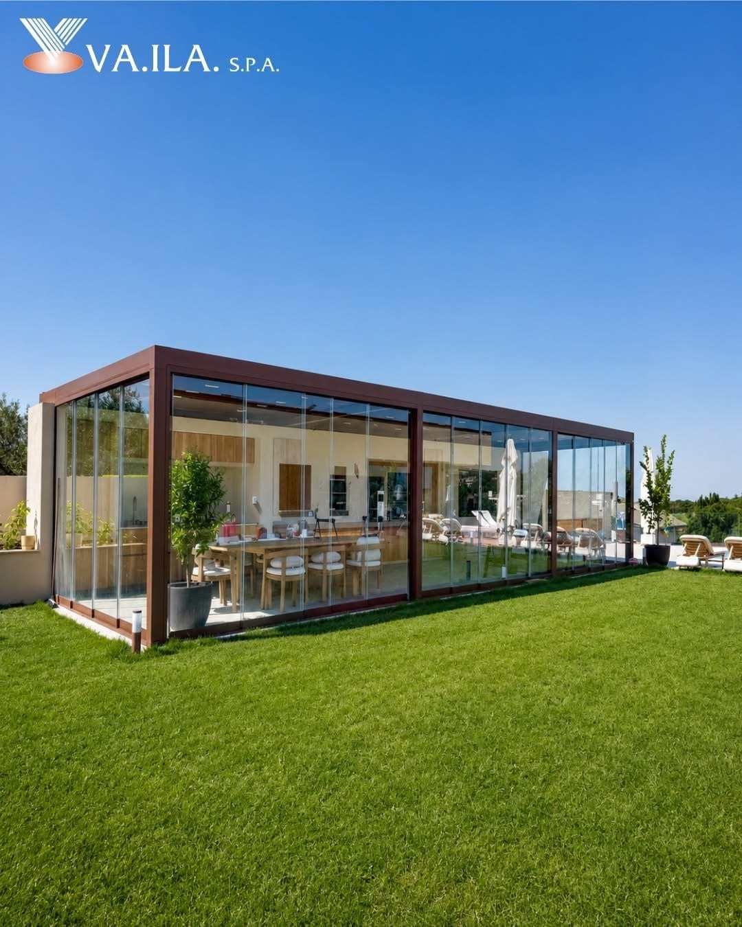Veranda vetrata vista dal giardino