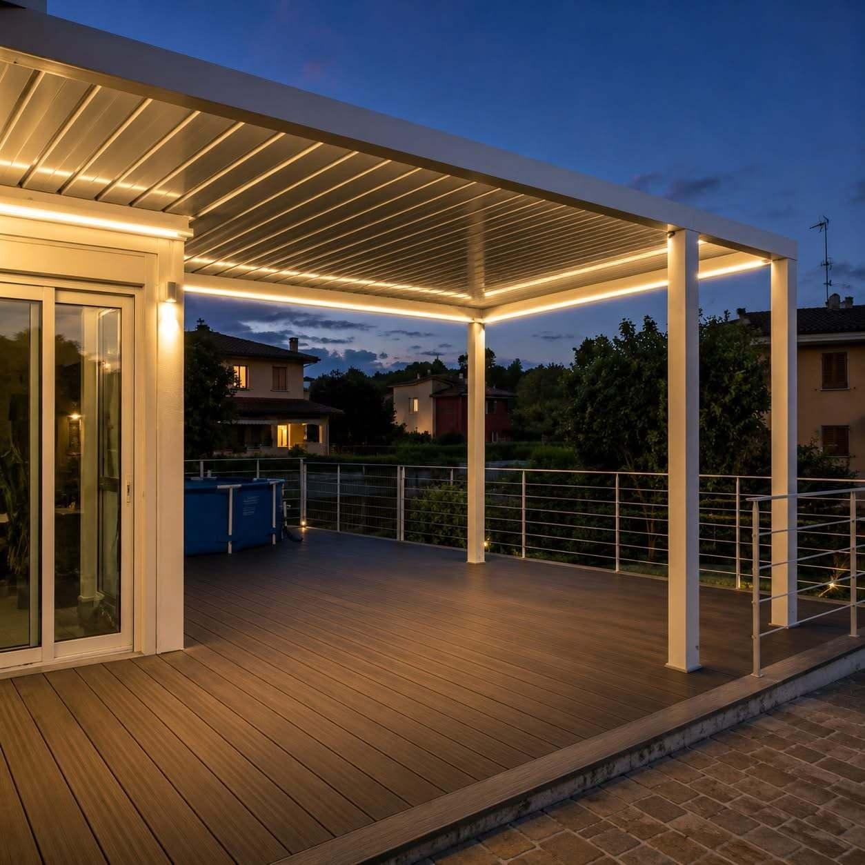 Pergola bioclimatica con illuminazione LED al tramonto