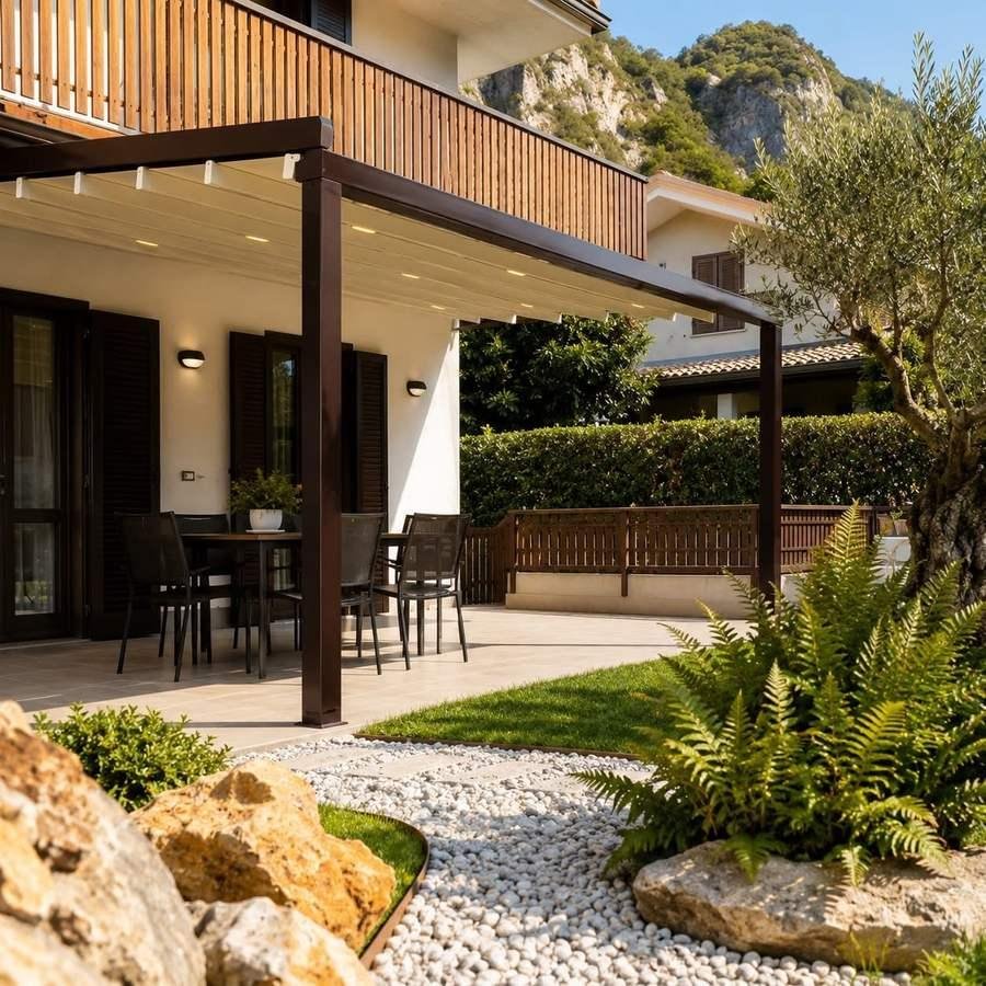 Pergola addossata su patio con tavolo